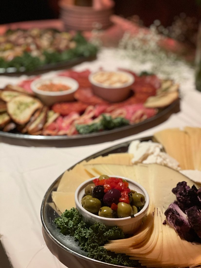 Tablas de quesos, embutidos y aceitunas en un evento