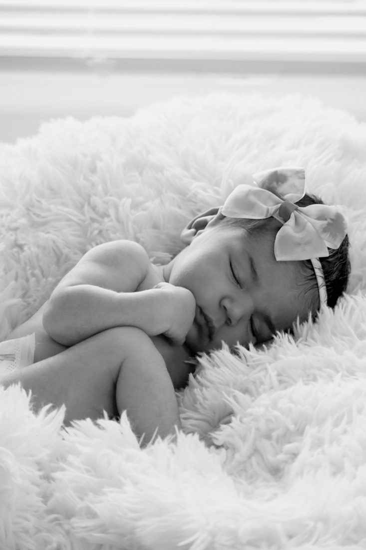 Bebé dormida con un lazo, en blanco y negro
